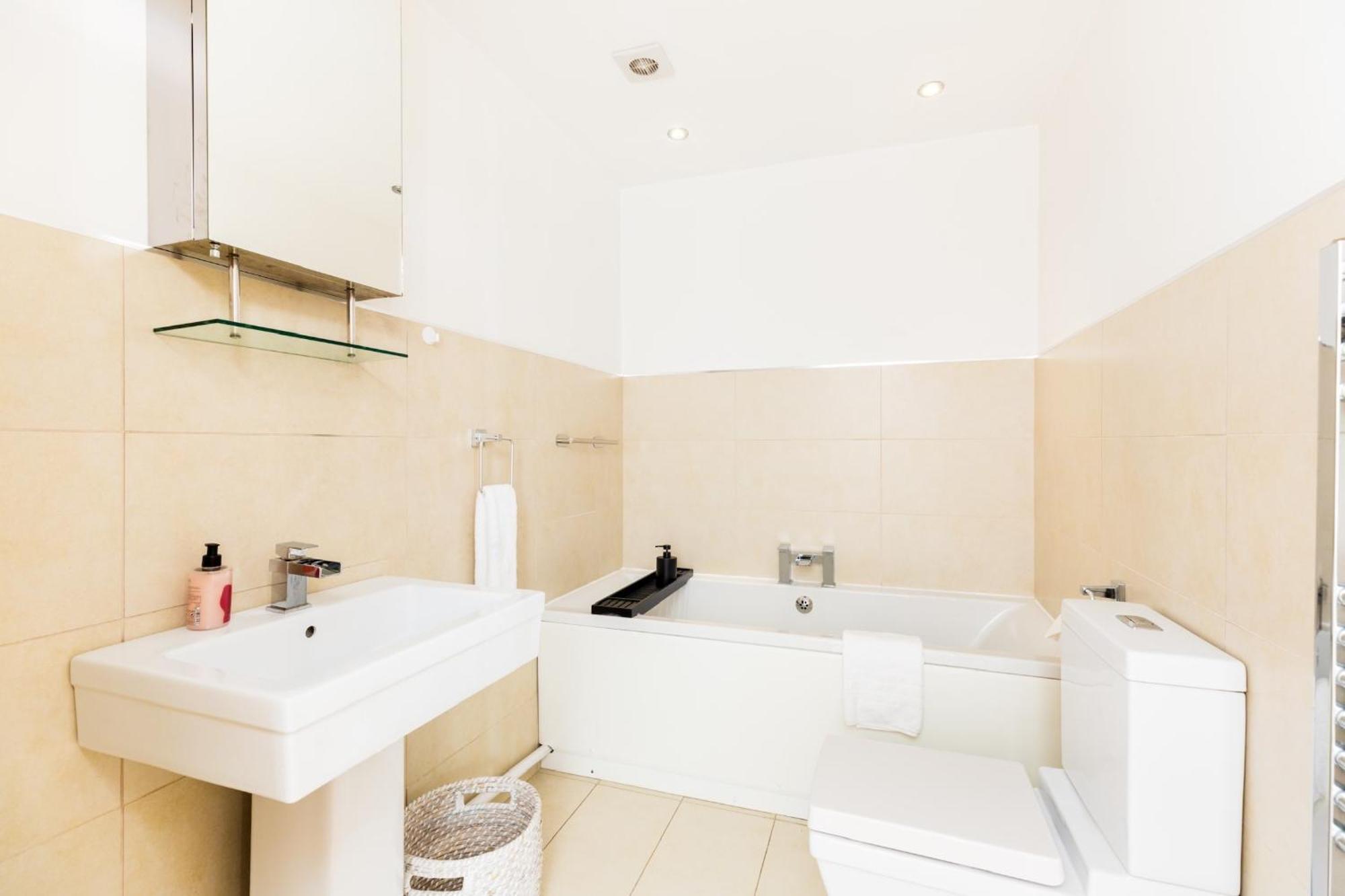 High End Luxury Townhouse In Jq, 4 Bedrooms, Flat Screen Tv In All Rooms, Free Parking, Near Birmingham City Centre Deposit Required Екстериор снимка